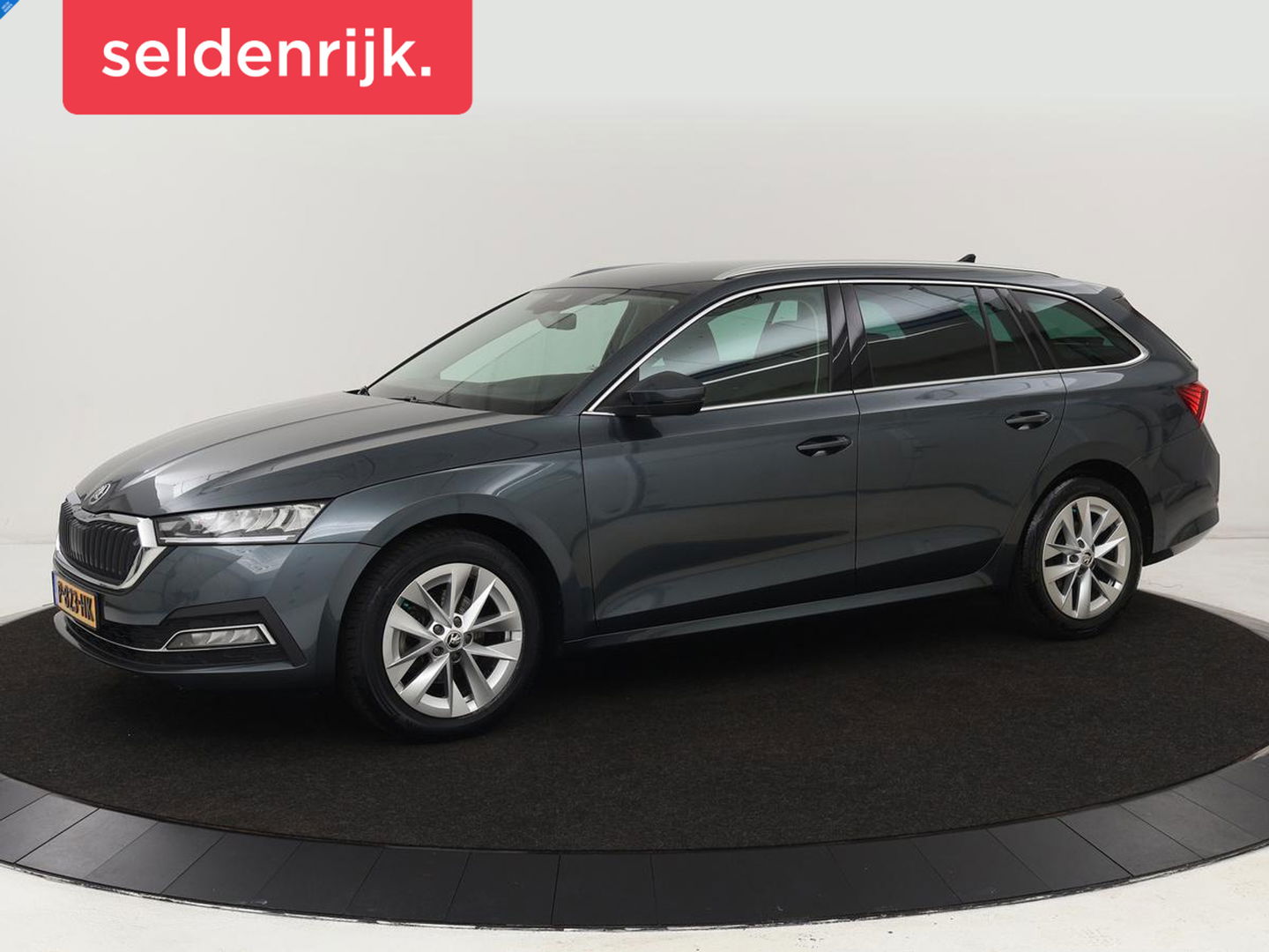 Škoda Octavia 1.0 e-TSI Business Edition | Stoelverwarming | Trekhaak | Head-Up | Memory | Camera | Carplay | Sfeerverlichting | Navigatie | Side Assist | Virtual Cockpit