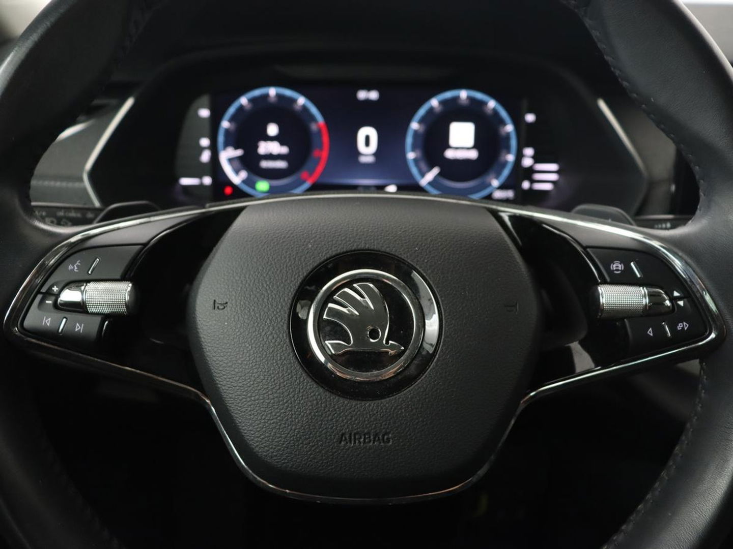 Škoda Octavia 1.0 e-TSI Business Edition | Stoelverwarming | Trekhaak | Head-Up | Memory | Camera | Carplay | Sfeerverlichting | Navigatie | Side Assist | Virtual Cockpit