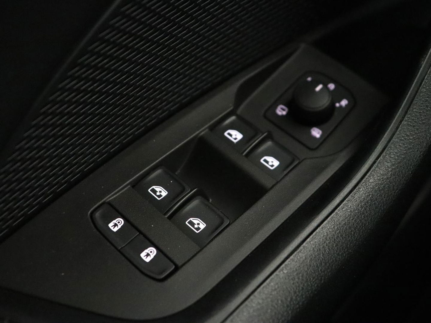 Škoda Octavia 1.0 e-TSI Business Edition | Stoelverwarming | Trekhaak | Head-Up | Memory | Camera | Carplay | Sfeerverlichting | Navigatie | Side Assist | Virtual Cockpit