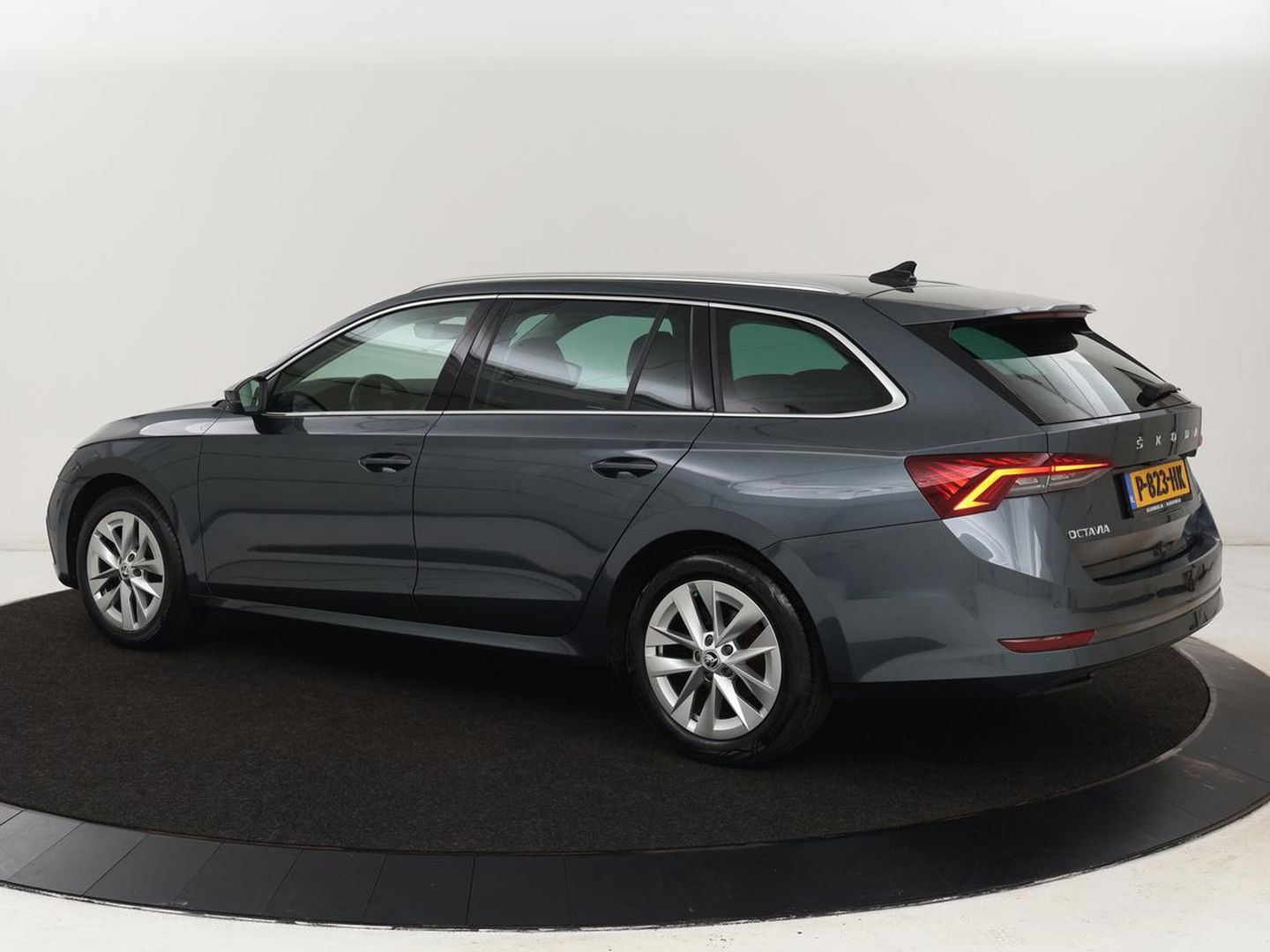 Škoda Octavia 1.0 e-TSI Business Edition | Stoelverwarming | Trekhaak | Head-Up | Memory | Camera | Carplay | Sfeerverlichting | Navigatie | Side Assist | Virtual Cockpit