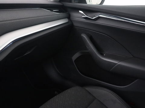 Škoda Octavia 1.0 e-TSI Business Edition | Stoelverwarming | Trekhaak | Head-Up | Memory | Camera | Carplay | Sfeerverlichting | Navigatie | Side Assist | Virtual Cockpit