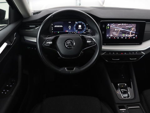Škoda Octavia 1.0 e-TSI Business Edition | Stoelverwarming | Trekhaak | Head-Up | Memory | Camera | Carplay | Sfeerverlichting | Navigatie | Side Assist | Virtual Cockpit
