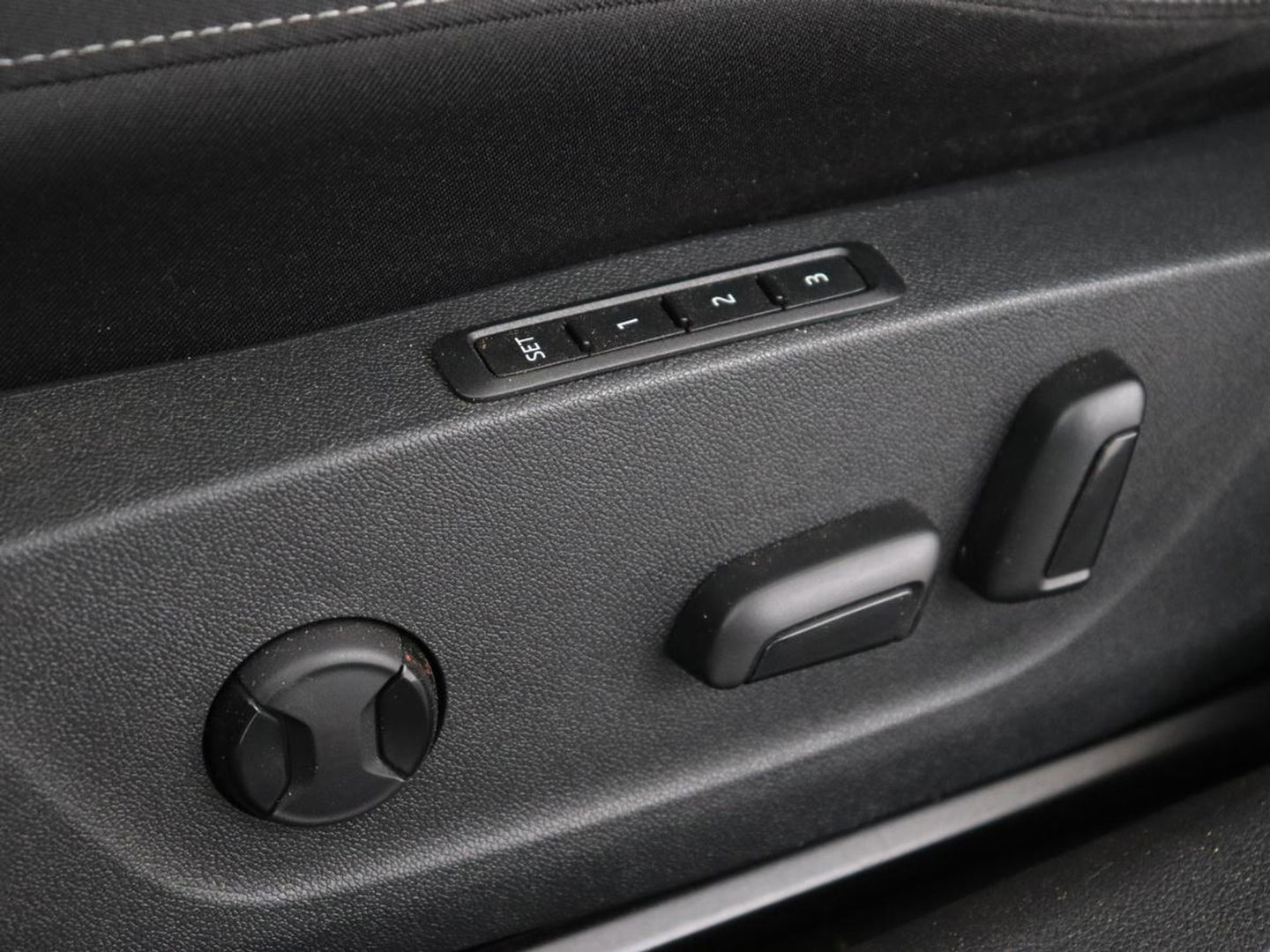 Škoda Octavia 1.0 e-TSI Business Edition | Stoelverwarming | Trekhaak | Head-Up | Memory | Camera | Carplay | Sfeerverlichting | Navigatie | Side Assist | Virtual Cockpit