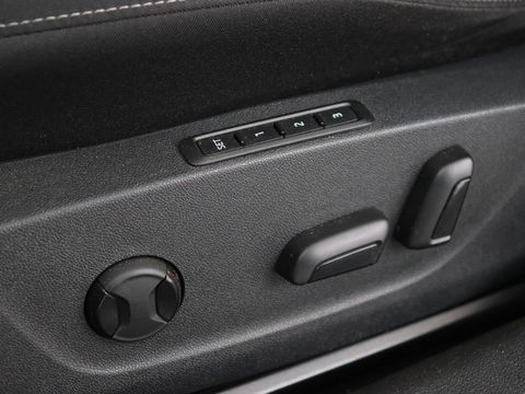 Škoda Octavia 1.0 e-TSI Business Edition | Stoelverwarming | Trekhaak | Head-Up | Memory | Camera | Carplay | Sfeerverlichting | Navigatie | Side Assist | Virtual Cockpit
