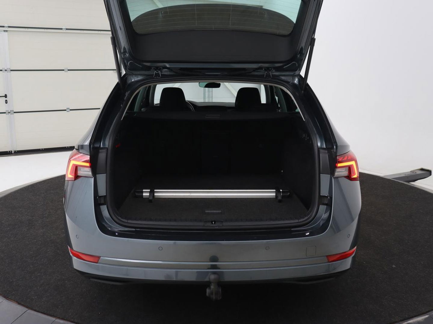 Škoda Octavia 1.0 e-TSI Business Edition | Stoelverwarming | Trekhaak | Head-Up | Memory | Camera | Carplay | Sfeerverlichting | Navigatie | Side Assist | Virtual Cockpit