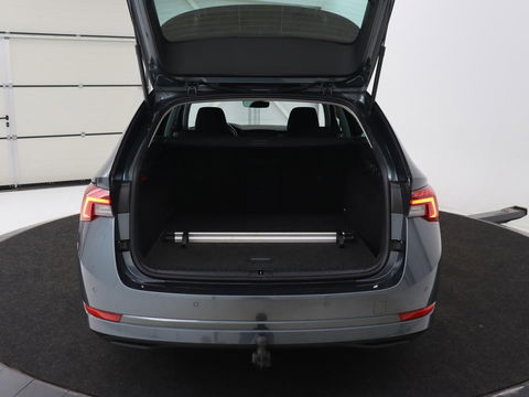 Škoda Octavia 1.0 e-TSI Business Edition | Stoelverwarming | Trekhaak | Head-Up | Memory | Camera | Carplay | Sfeerverlichting | Navigatie | Side Assist | Virtual Cockpit