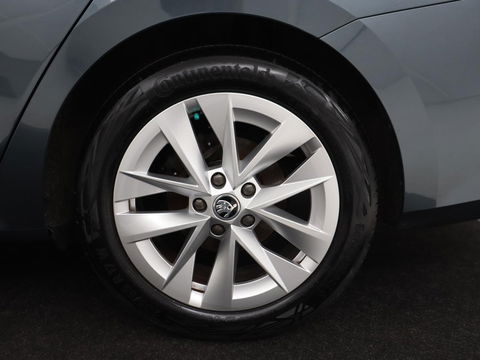 Škoda Octavia 1.0 e-TSI Business Edition | Stoelverwarming | Trekhaak | Head-Up | Memory | Camera | Carplay | Sfeerverlichting | Navigatie | Side Assist | Virtual Cockpit
