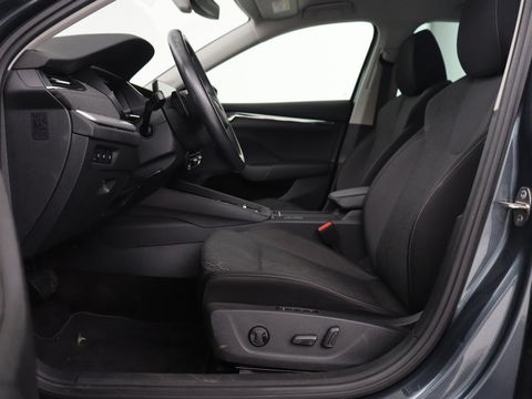 Škoda Octavia 1.0 e-TSI Business Edition | Stoelverwarming | Trekhaak | Head-Up | Memory | Camera | Carplay | Sfeerverlichting | Navigatie | Side Assist | Virtual Cockpit