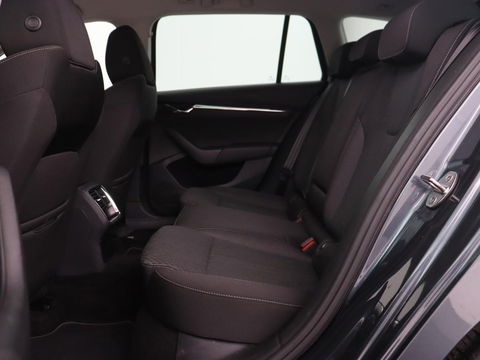 Škoda Octavia 1.0 e-TSI Business Edition | Stoelverwarming | Trekhaak | Head-Up | Memory | Camera | Carplay | Sfeerverlichting | Navigatie | Side Assist | Virtual Cockpit