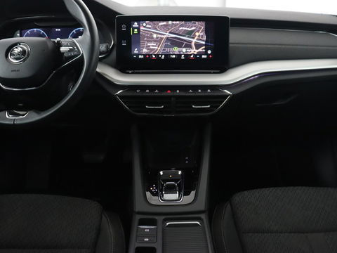 Škoda Octavia 1.0 e-TSI Business Edition | Stoelverwarming | Trekhaak | Head-Up | Memory | Camera | Carplay | Sfeerverlichting | Navigatie | Side Assist | Virtual Cockpit