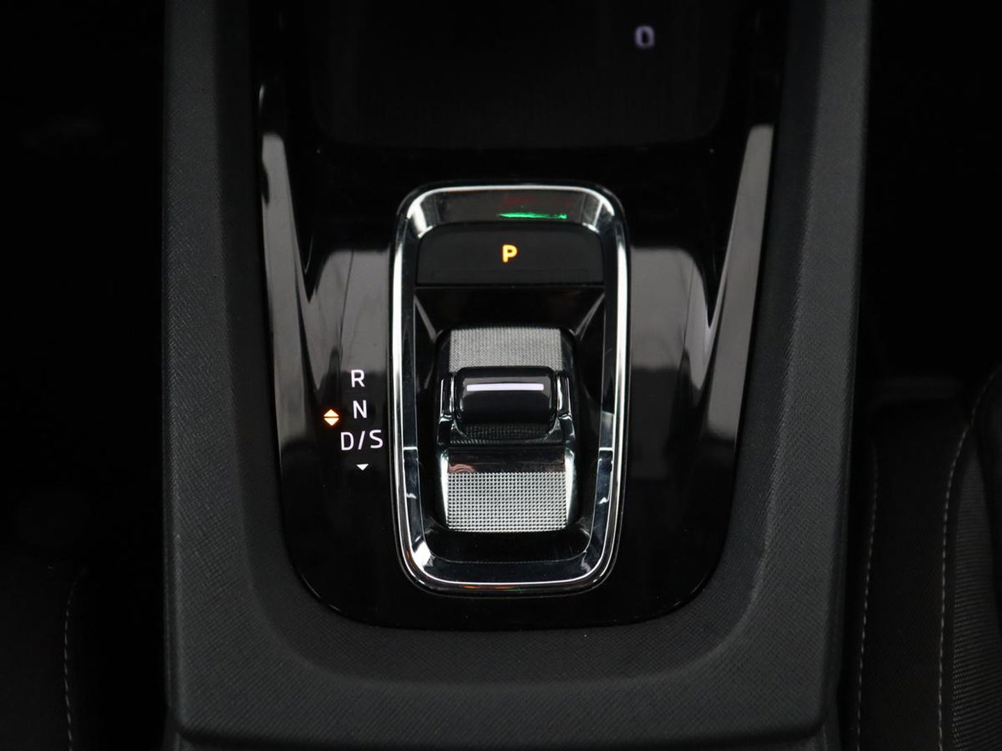 Škoda Octavia 1.0 e-TSI Business Edition | Stoelverwarming | Trekhaak | Head-Up | Memory | Camera | Carplay | Sfeerverlichting | Navigatie | Side Assist | Virtual Cockpit