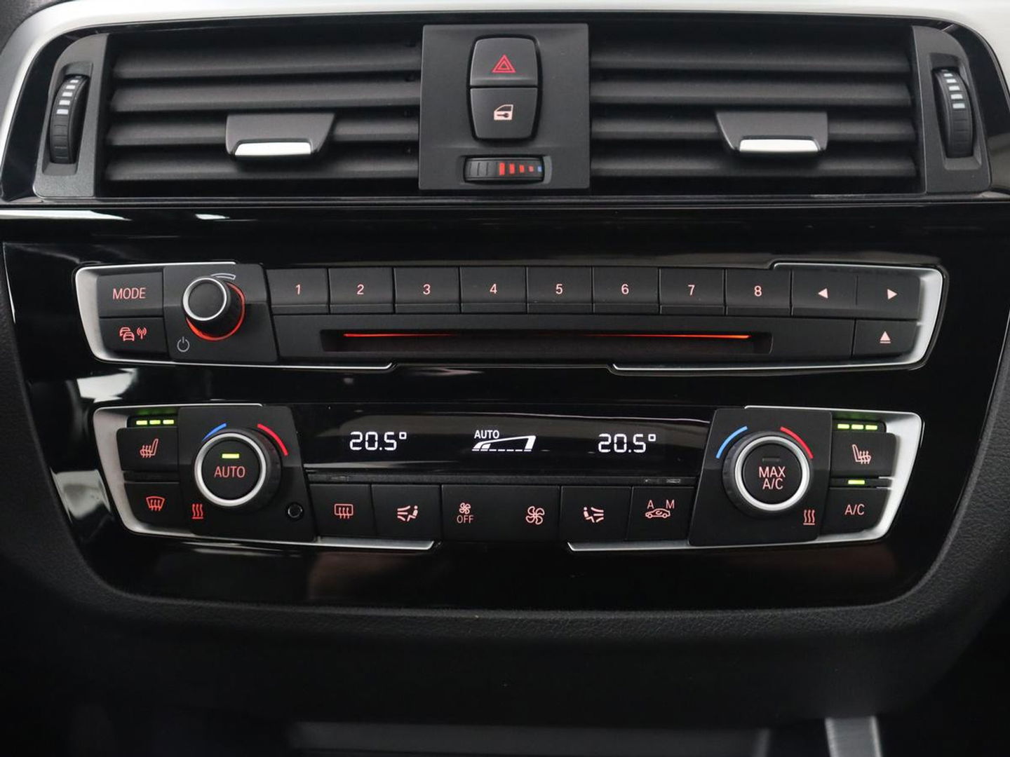 BMW 1-serie M140i High Executive | 2e eigenaar | Schuifdak | Leder | Harman/Kardon | Stoel & stuurverwarming | Camera | Carplay | Full LED | Navigatie