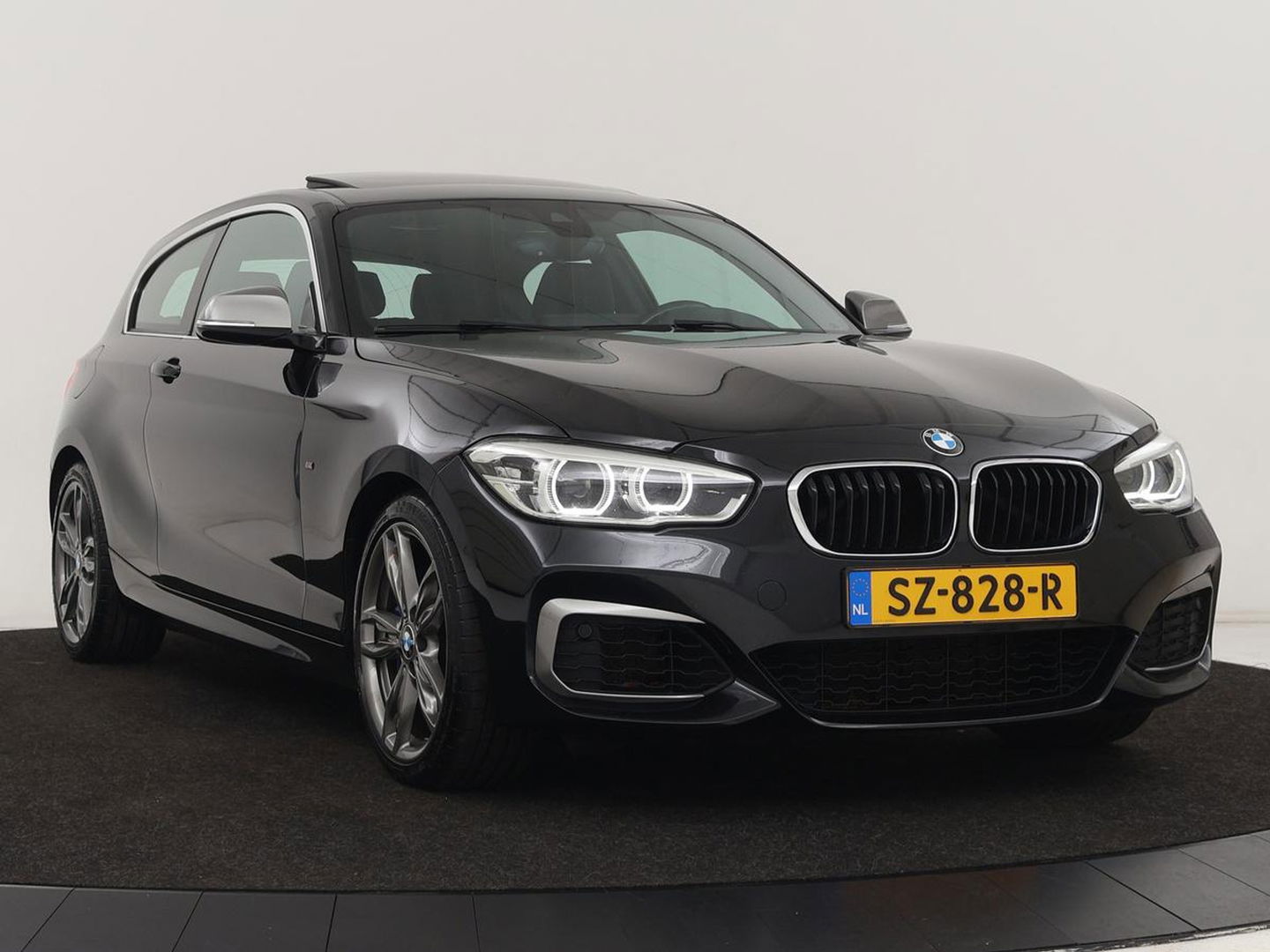 BMW 1-serie M140i High Executive | 2e eigenaar | Schuifdak | Leder | Harman/Kardon | Stoel & stuurverwarming | Camera | Carplay | Full LED | Navigatie