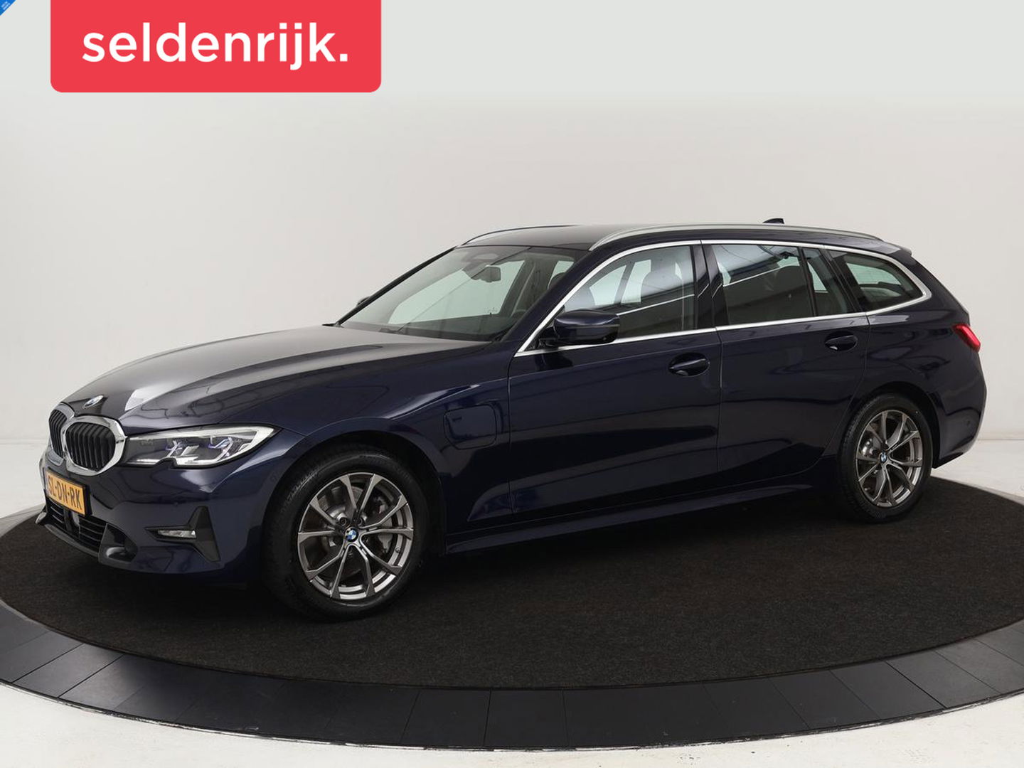 BMW 3-serie 330e Sport Line | Head-Up | LaserLight | Stoelverwarming | Trekhaak | 360 Camera | Adaptive cruise | Sportstoelen | Keyless | Live Cockpit | Carplay | Half leder | Navigatie