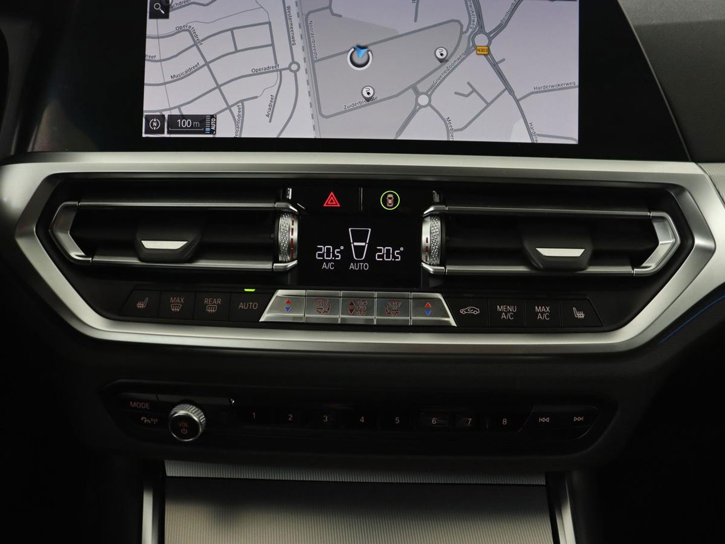 BMW 3-serie 330e Sport Line | Head-Up | LaserLight | Stoelverwarming | Trekhaak | 360 Camera | Adaptive cruise | Sportstoelen | Keyless | Live Cockpit | Carplay | Half leder | Navigatie