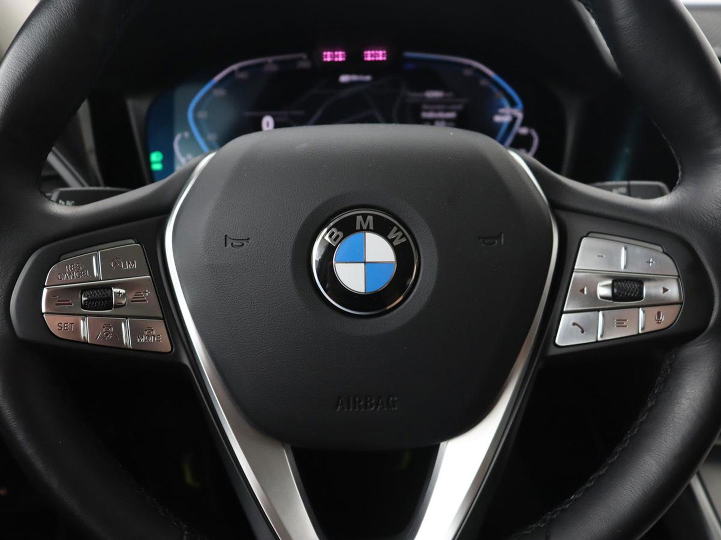 BMW 3-serie 330e Sport Line | Head-Up | LaserLight | Stoelverwarming | Trekhaak | 360 Camera | Adaptive cruise | Sportstoelen | Keyless | Live Cockpit | Carplay | Half leder | Navigatie