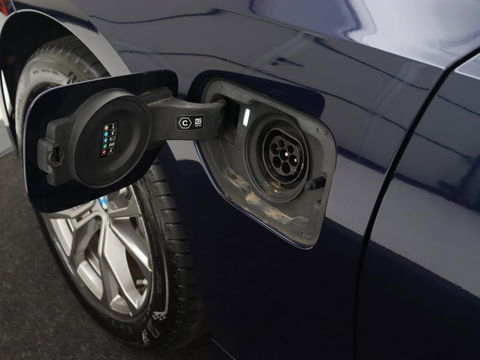 BMW 3-serie 330e Sport Line | Head-Up | LaserLight | Stoelverwarming | Trekhaak | 360 Camera | Adaptive cruise | Sportstoelen | Keyless | Live Cockpit | Carplay | Half leder | Navigatie