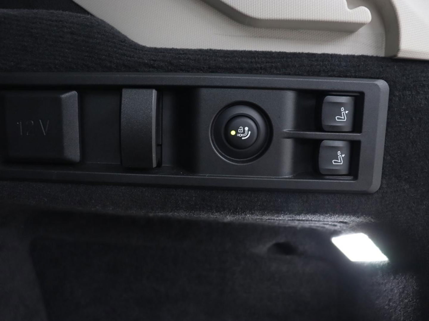BMW 3-serie 330e Sport Line | Head-Up | LaserLight | Stoelverwarming | Trekhaak | 360 Camera | Adaptive cruise | Sportstoelen | Keyless | Live Cockpit | Carplay | Half leder | Navigatie