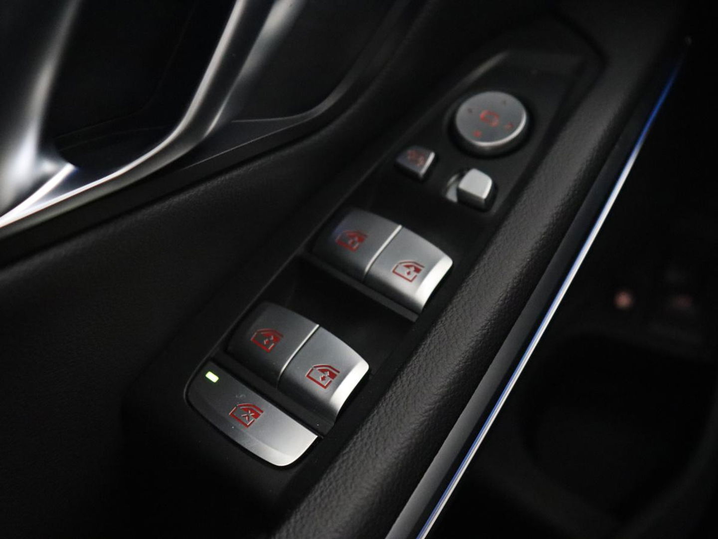 BMW 3-serie 330e Sport Line | Head-Up | LaserLight | Stoelverwarming | Trekhaak | 360 Camera | Adaptive cruise | Sportstoelen | Keyless | Live Cockpit | Carplay | Half leder | Navigatie