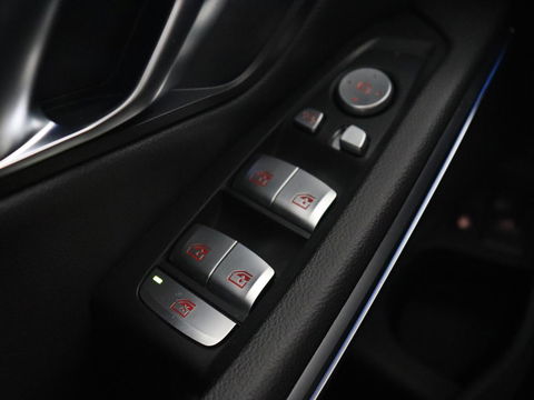 BMW 3-serie 330e Sport Line | Head-Up | LaserLight | Stoelverwarming | Trekhaak | 360 Camera | Adaptive cruise | Sportstoelen | Keyless | Live Cockpit | Carplay | Half leder | Navigatie