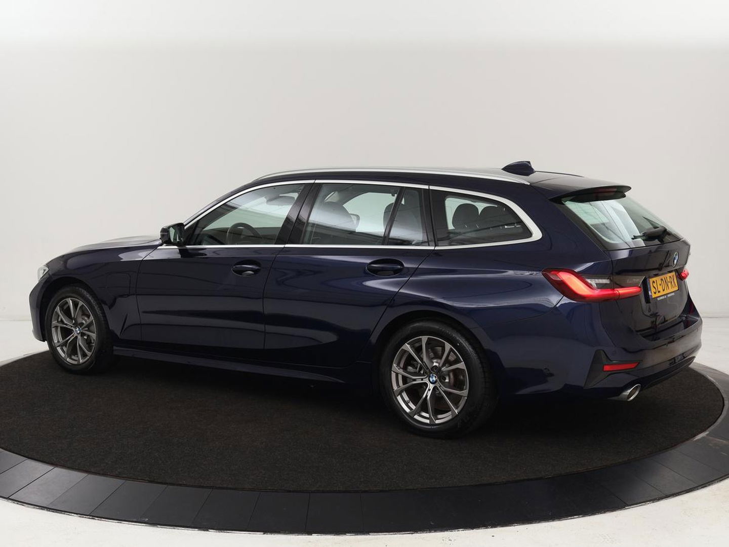 BMW 3-serie 330e Sport Line | Head-Up | LaserLight | Stoelverwarming | Trekhaak | 360 Camera | Adaptive cruise | Sportstoelen | Keyless | Live Cockpit | Carplay | Half leder | Navigatie