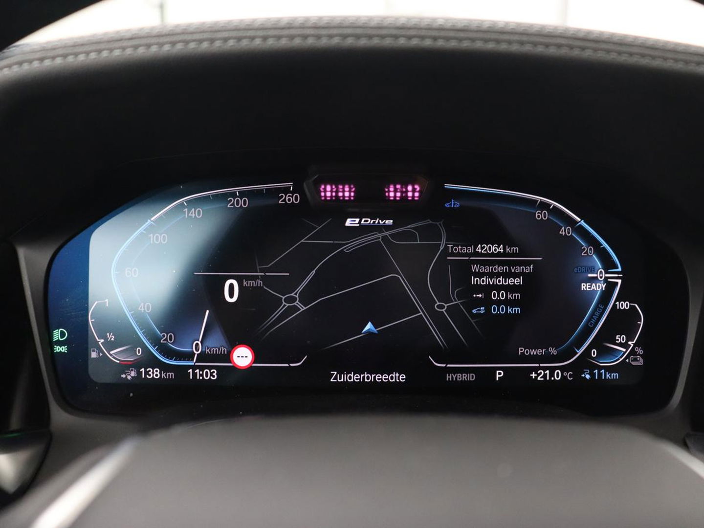 BMW 3-serie 330e Sport Line | Head-Up | LaserLight | Stoelverwarming | Trekhaak | 360 Camera | Adaptive cruise | Sportstoelen | Keyless | Live Cockpit | Carplay | Half leder | Navigatie