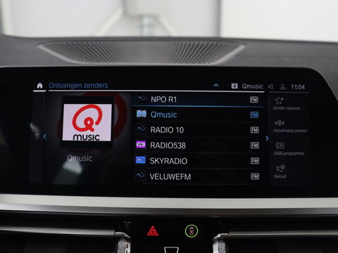 BMW 3-serie 330e Sport Line | Head-Up | LaserLight | Stoelverwarming | Trekhaak | 360 Camera | Adaptive cruise | Sportstoelen | Keyless | Live Cockpit | Carplay | Half leder | Navigatie