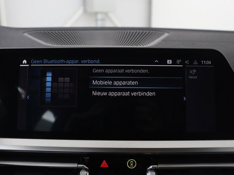 BMW 3-serie 330e Sport Line | Head-Up | LaserLight | Stoelverwarming | Trekhaak | 360 Camera | Adaptive cruise | Sportstoelen | Keyless | Live Cockpit | Carplay | Half leder | Navigatie
