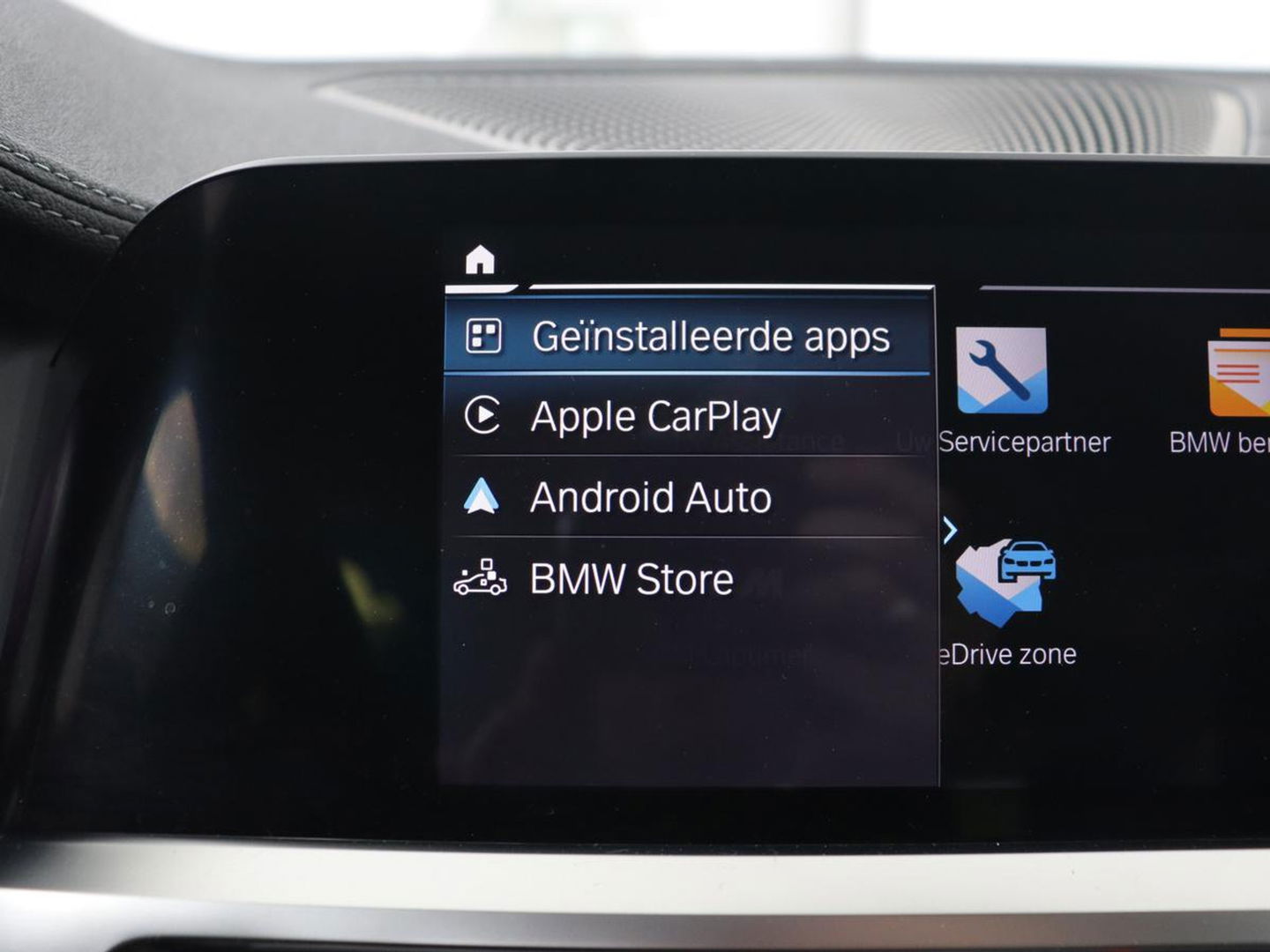 BMW 3-serie 330e Sport Line | Head-Up | LaserLight | Stoelverwarming | Trekhaak | 360 Camera | Adaptive cruise | Sportstoelen | Keyless | Live Cockpit | Carplay | Half leder | Navigatie