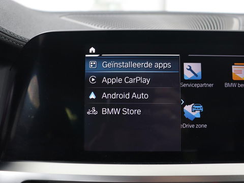 BMW 3-serie 330e Sport Line | Head-Up | LaserLight | Stoelverwarming | Trekhaak | 360 Camera | Adaptive cruise | Sportstoelen | Keyless | Live Cockpit | Carplay | Half leder | Navigatie