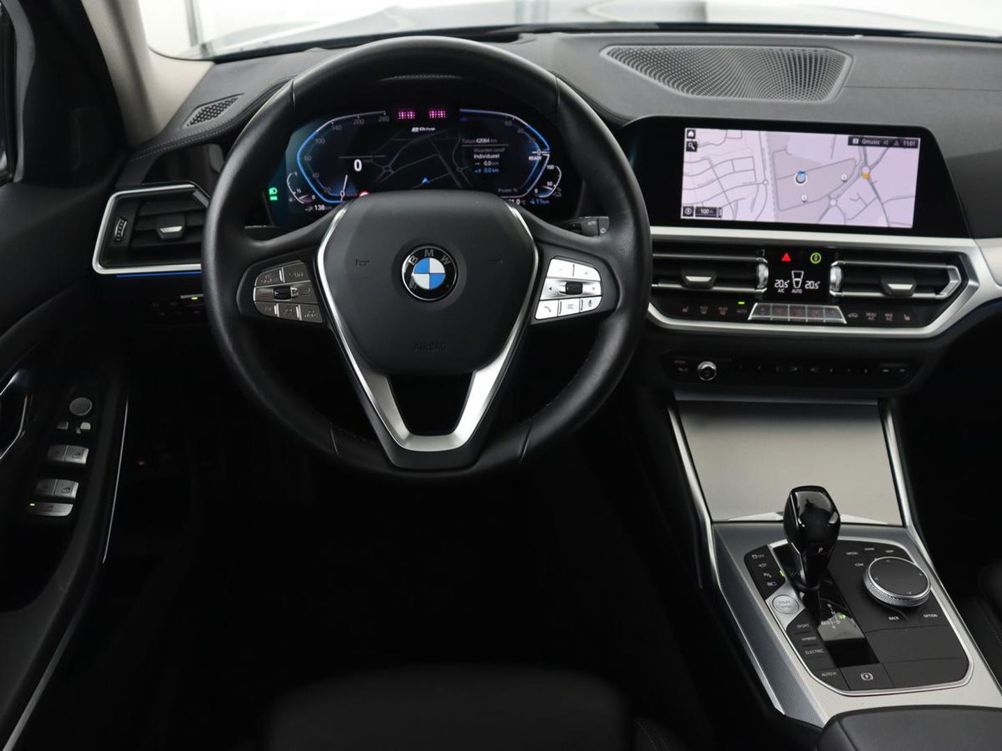 BMW 3-serie 330e Sport Line | Head-Up | LaserLight | Stoelverwarming | Trekhaak | 360 Camera | Adaptive cruise | Sportstoelen | Keyless | Live Cockpit | Carplay | Half leder | Navigatie