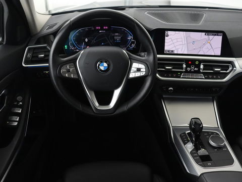 BMW 3-serie 330e Sport Line | Head-Up | LaserLight | Stoelverwarming | Trekhaak | 360 Camera | Adaptive cruise | Sportstoelen | Keyless | Live Cockpit | Carplay | Half leder | Navigatie