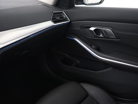 BMW 3-serie 330e Sport Line | Head-Up | LaserLight | Stoelverwarming | Trekhaak | 360 Camera | Adaptive cruise | Sportstoelen | Keyless | Live Cockpit | Carplay | Half leder | Navigatie