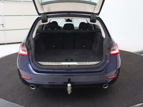 BMW 3-serie 330e Sport Line | Head-Up | LaserLight | Stoelverwarming | Trekhaak | 360 Camera | Adaptive cruise | Sportstoelen | Keyless | Live Cockpit | Carplay | Half leder | Navigatie