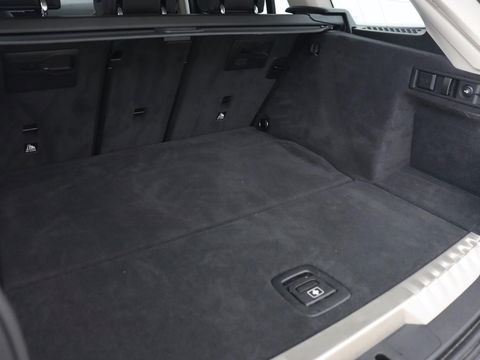BMW 3-serie 330e Sport Line | Head-Up | LaserLight | Stoelverwarming | Trekhaak | 360 Camera | Adaptive cruise | Sportstoelen | Keyless | Live Cockpit | Carplay | Half leder | Navigatie