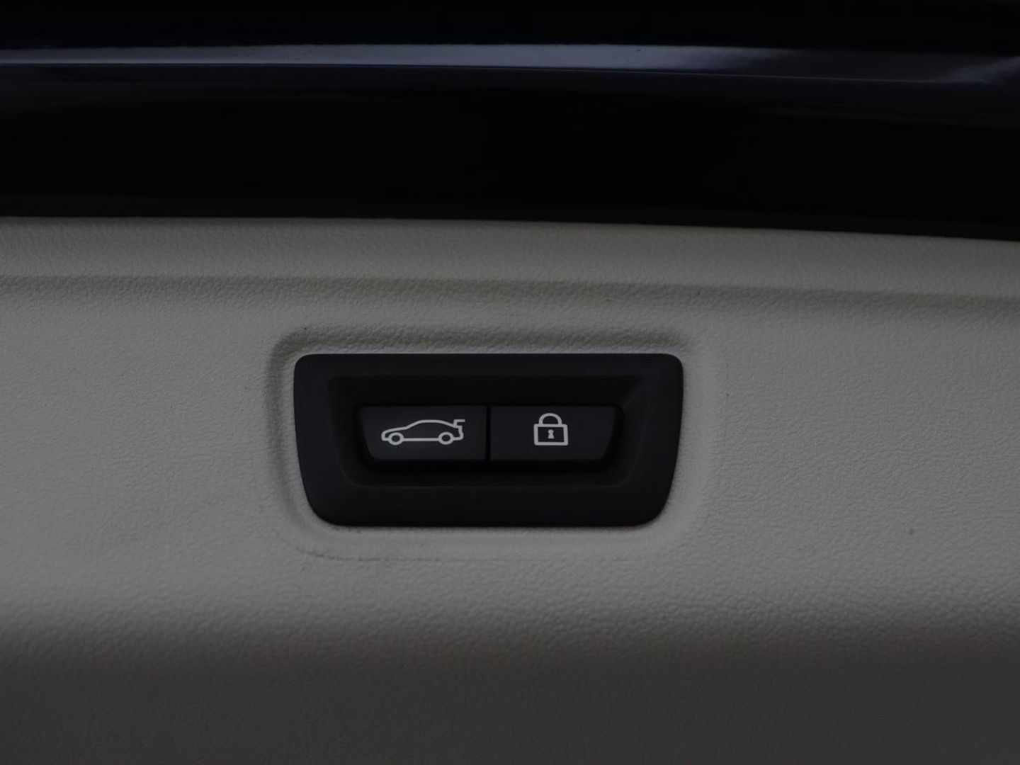 BMW 3-serie 330e Sport Line | Head-Up | LaserLight | Stoelverwarming | Trekhaak | 360 Camera | Adaptive cruise | Sportstoelen | Keyless | Live Cockpit | Carplay | Half leder | Navigatie