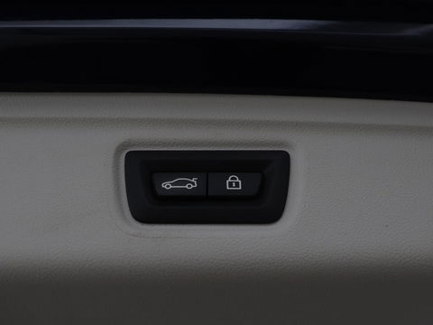 BMW 3-serie 330e Sport Line | Head-Up | LaserLight | Stoelverwarming | Trekhaak | 360 Camera | Adaptive cruise | Sportstoelen | Keyless | Live Cockpit | Carplay | Half leder | Navigatie