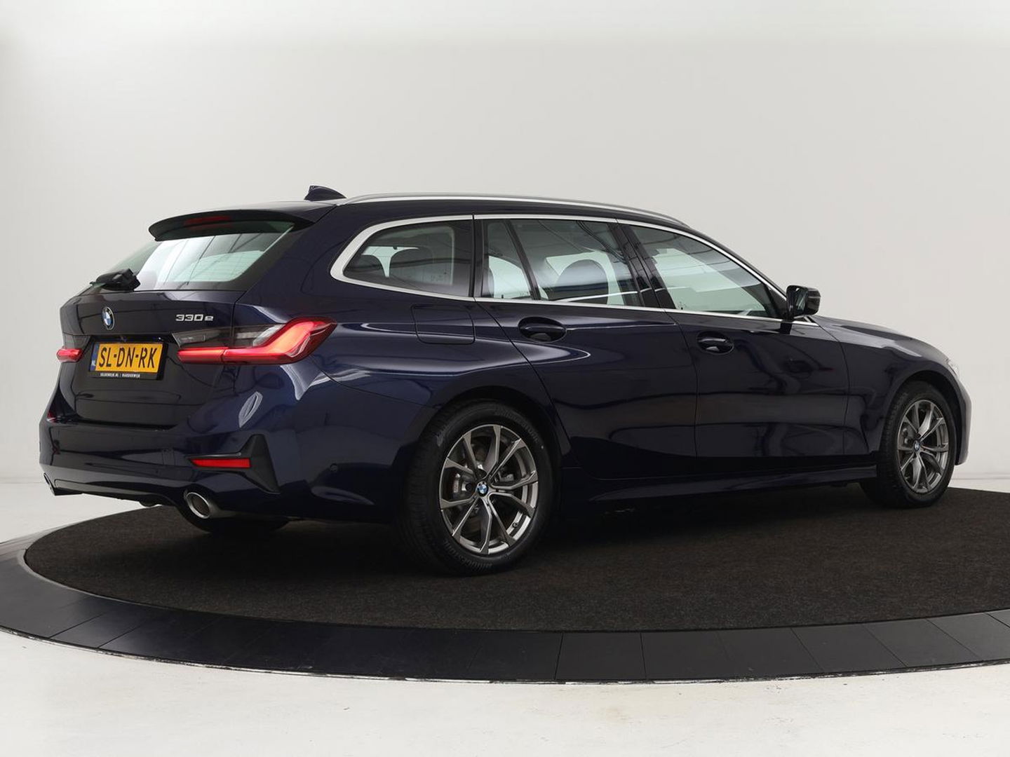 BMW 3-serie 330e Sport Line | Head-Up | LaserLight | Stoelverwarming | Trekhaak | 360 Camera | Adaptive cruise | Sportstoelen | Keyless | Live Cockpit | Carplay | Half leder | Navigatie