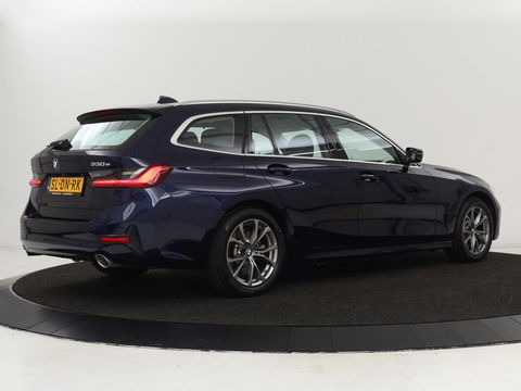 BMW 3-serie 330e Sport Line | Head-Up | LaserLight | Stoelverwarming | Trekhaak | 360 Camera | Adaptive cruise | Sportstoelen | Keyless | Live Cockpit | Carplay | Half leder | Navigatie