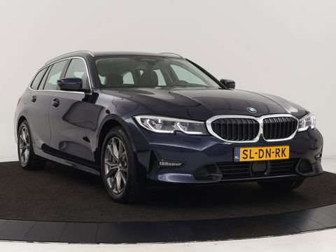 BMW 3-serie 330e Sport Line | Head-Up | LaserLight | Stoelverwarming | Trekhaak | 360 Camera | Adaptive cruise | Sportstoelen | Keyless | Live Cockpit | Carplay | Half leder | Navigatie