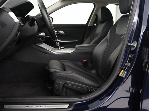 BMW 3-serie 330e Sport Line | Head-Up | LaserLight | Stoelverwarming | Trekhaak | 360 Camera | Adaptive cruise | Sportstoelen | Keyless | Live Cockpit | Carplay | Half leder | Navigatie