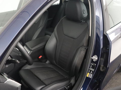 BMW 3-serie 330e Sport Line | Head-Up | LaserLight | Stoelverwarming | Trekhaak | 360 Camera | Adaptive cruise | Sportstoelen | Keyless | Live Cockpit | Carplay | Half leder | Navigatie