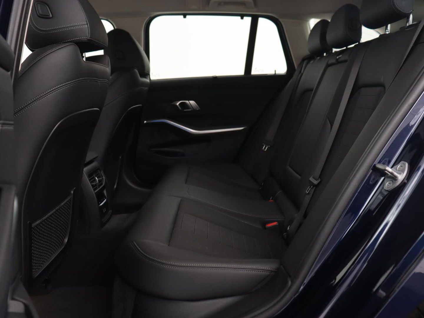 BMW 3-serie 330e Sport Line | Head-Up | LaserLight | Stoelverwarming | Trekhaak | 360 Camera | Adaptive cruise | Sportstoelen | Keyless | Live Cockpit | Carplay | Half leder | Navigatie