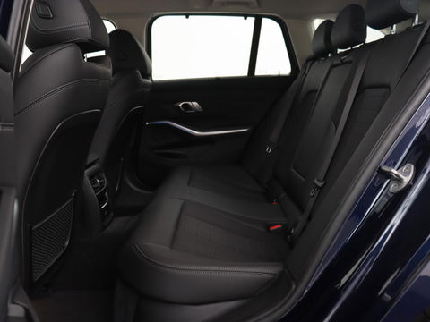 BMW 3-serie 330e Sport Line | Head-Up | LaserLight | Stoelverwarming | Trekhaak | 360 Camera | Adaptive cruise | Sportstoelen | Keyless | Live Cockpit | Carplay | Half leder | Navigatie
