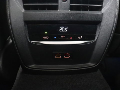 BMW 3-serie 330e Sport Line | Head-Up | LaserLight | Stoelverwarming | Trekhaak | 360 Camera | Adaptive cruise | Sportstoelen | Keyless | Live Cockpit | Carplay | Half leder | Navigatie