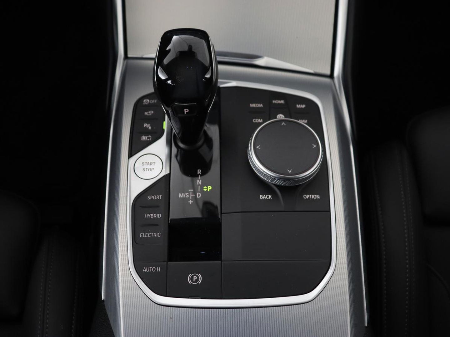 BMW 3-serie 330e Sport Line | Head-Up | LaserLight | Stoelverwarming | Trekhaak | 360 Camera | Adaptive cruise | Sportstoelen | Keyless | Live Cockpit | Carplay | Half leder | Navigatie