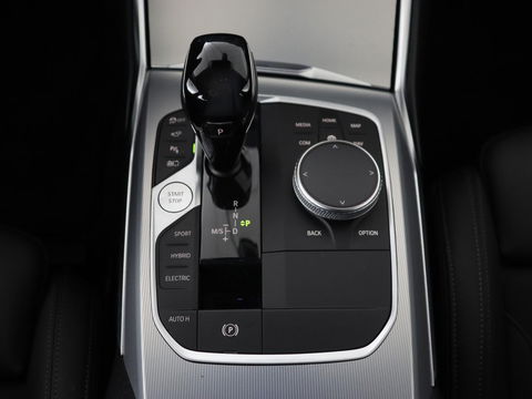 BMW 3-serie 330e Sport Line | Head-Up | LaserLight | Stoelverwarming | Trekhaak | 360 Camera | Adaptive cruise | Sportstoelen | Keyless | Live Cockpit | Carplay | Half leder | Navigatie