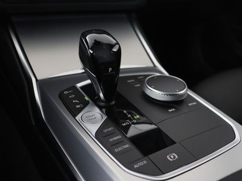 BMW 3-serie 330e Sport Line | Head-Up | LaserLight | Stoelverwarming | Trekhaak | 360 Camera | Adaptive cruise | Sportstoelen | Keyless | Live Cockpit | Carplay | Half leder | Navigatie