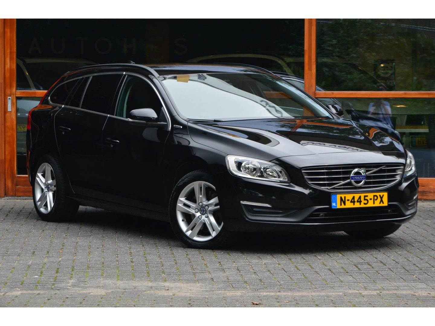 Volvo V60 2.4 D5 Twin Engine Special Edition | Stuur + Stoel Verwarmd | Trekhaak | Bluetooth | Cruise Control | Leer |