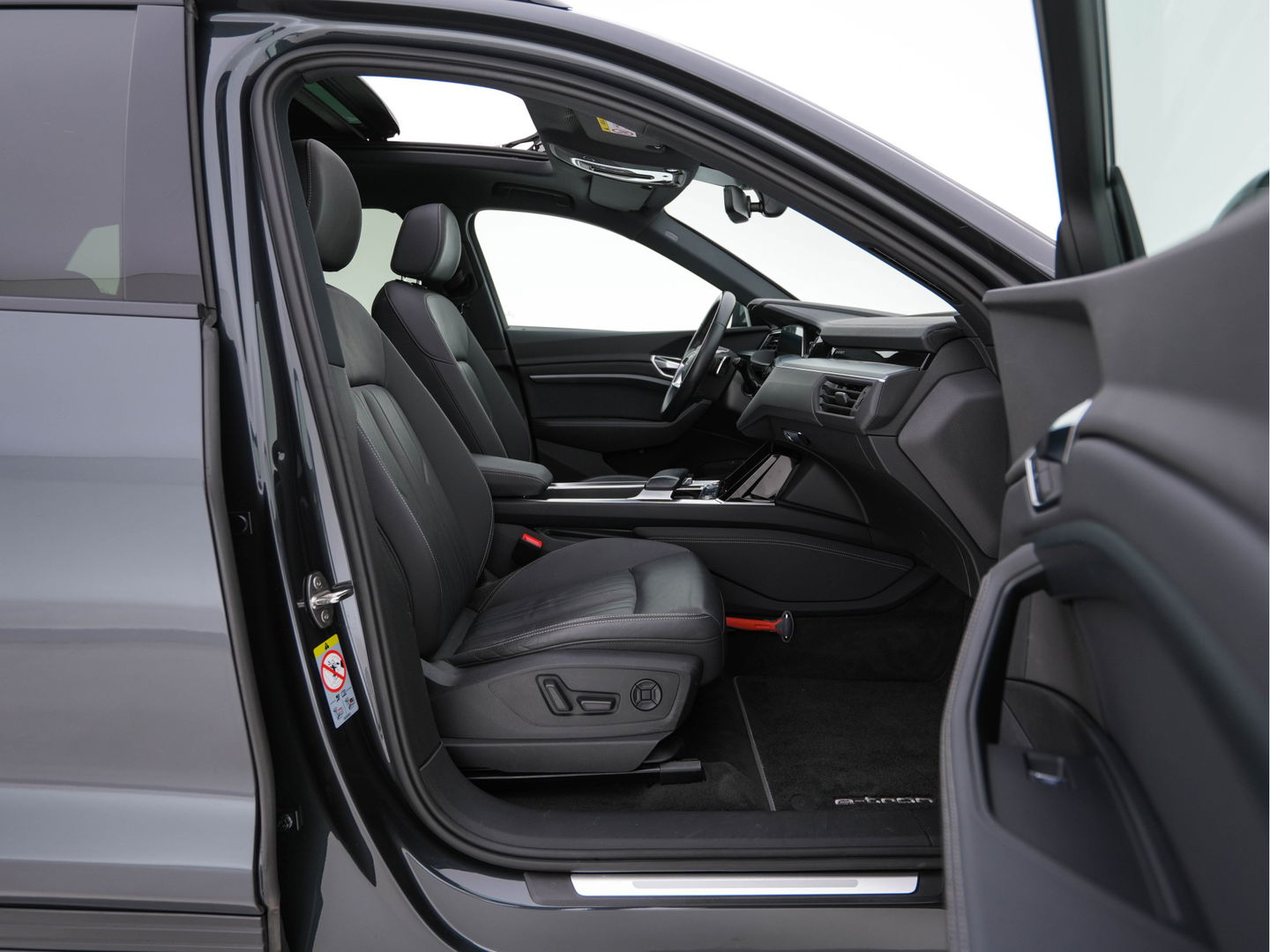 Audi e-tron 50 quattro Business edition Plus 71 kWh [ 3-Fase ] (INCL.BTW) *PANO | LEATHER | DIGI-COCKPIT | FULL-LED | ADAPTIVE-CRUISE | MEMORY-PACK | COMFORT-SEATS | AIR-SUSPENSION | NAVI-FULLMAP | HEATED-SEATS | KEYLESS | 20''ALU | ECC | PDC*